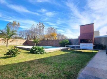 Casa · 222m² · 5 Ambientes · 2 Cocheras · Casa Moderna Apta a Crédito, Frente Al Aeropuerto