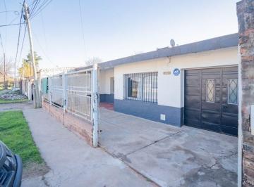 Casa · 150m² · 5 Ambientes · 1 Cochera · Casa 3 Dorm., Patio C/ Pileta en Santo Tomé