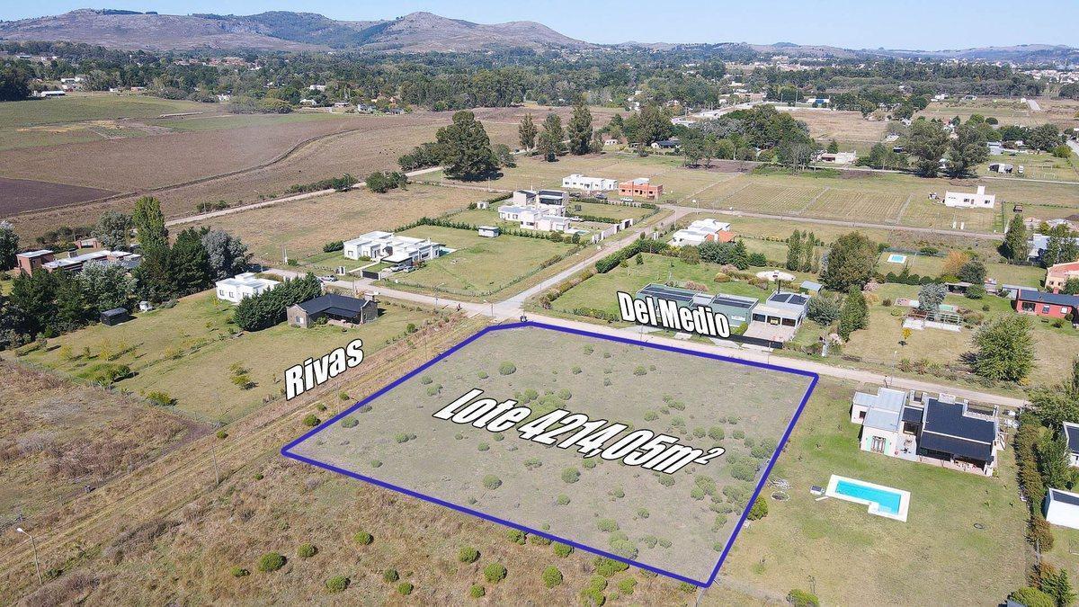Amplio lote de 4214 m² en esquina Rivas y Del Medio — Centro