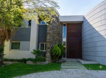 Casa · 413m² · 7 Ambientes · 2 Cocheras · Casa de Categoría en Venta en Barrio Los Teros