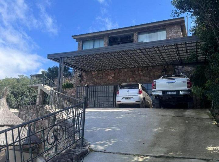 Casa · 300m² · 12 Ambientes · 6 Cocheras