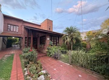 Casa · 250m² · 4 Ambientes · 2 Cocheras · Venta de Casa en Berazategui