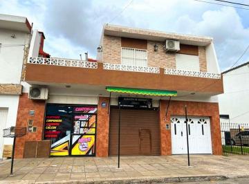 Casa · 192m² · 4 Ambientes · 1 Cochera · Casa Venta 4 Ambientes con Dos Locales y Jardin