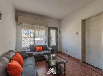 Casa · 80m² · 5 Ambientes · 1 Cochera · Venta Casa 2 Dorm. + Apto + Barbacoa Las Acacias