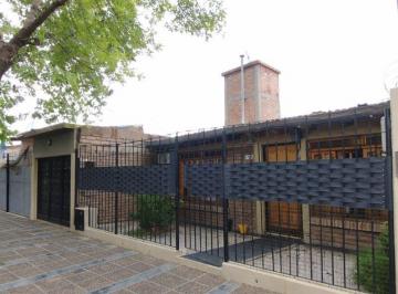 Casa · 102m² · 4 Ambientes · 2 Cocheras · Casa de Dos Dorm. Cercano Al Torreon Apta Credito