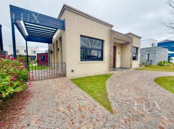 Casa · 600m² · 5 Ambientes · 2 Cocheras · Casa en Alquiler Anual Barrio Acacias