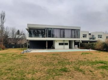 Casa · 200m² · 6 Ambientes · 2 Cocheras · Se Alquila Casa en Barrio Aldea
