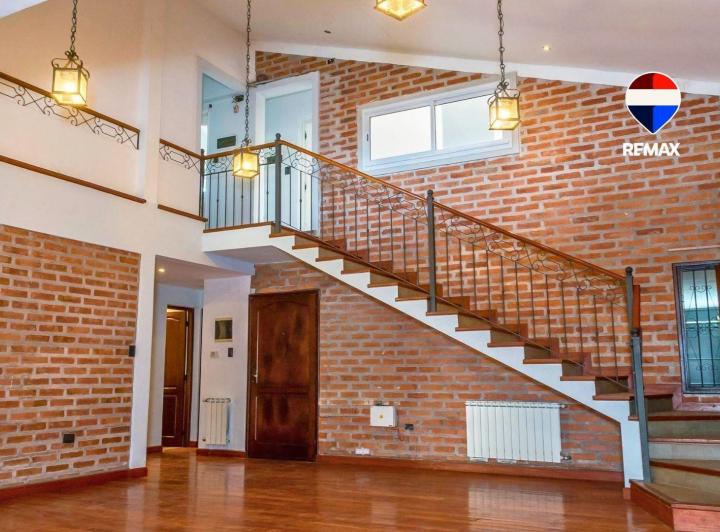 Casa · 440m² · 6 Ambientes · 1 Cochera