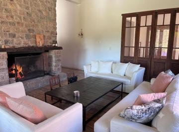 Casa · 330m² · 10 Ambientes · 5 Cocheras · Casa en Alquiler 10 Ambientes en Barrio Freixas - Pilar