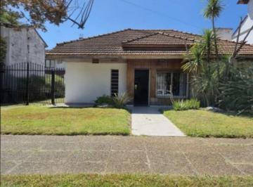Casa · 203m² · 5 Ambientes · 3 Cocheras · Casa Venta 5 Amb Castelar Apta Credito Lote 643 Mt