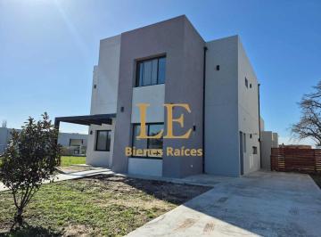 Casa · 203m² · 5 Ambientes · 3 Cocheras · Casa en Venta en Barrio Santa Elisa, Pilar del Este. Pilar