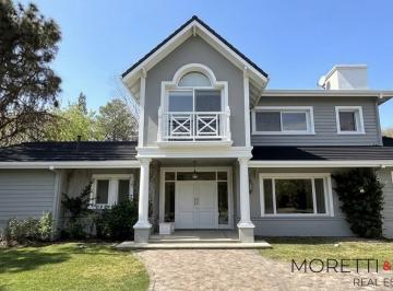 Casa · 450m² · 6 Ambientes · 3 Cocheras · Casa en Alquiler San Diego C. C Impecable
