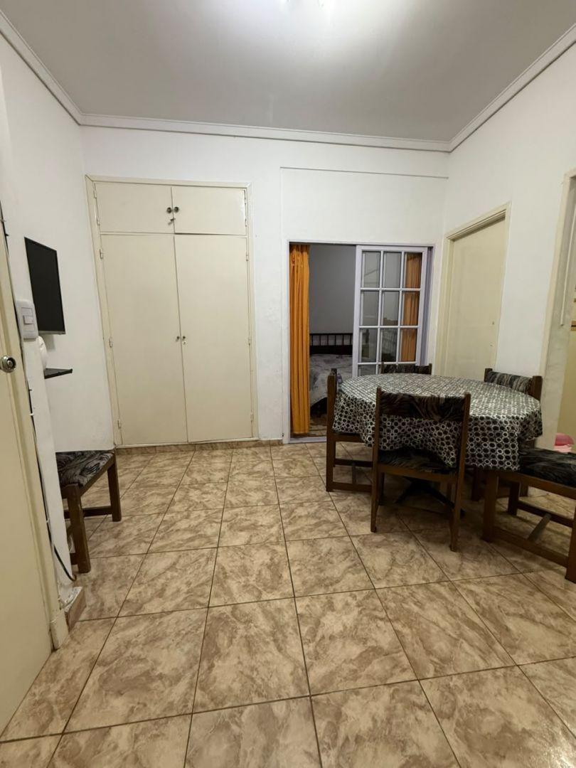 Departamento de 2 ambientes con dependencia y patio en zona Centro
