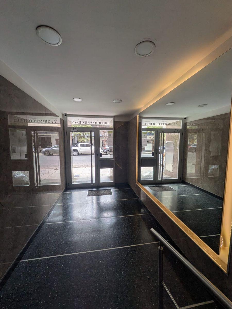 En venta. Excelente departamento de dos ambientes al contrafrente, totalmente reciclado a nuevo y muy luminoso.