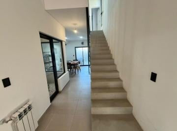 Casa · 98m² · 5 Ambientes · 2 Cocheras · Duplex en Venta en Docta Av, 3 Dorm., en Housing