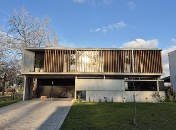 Casa · 194m² · 5 Ambientes · 4 Cocheras · Casa Sobre Lote Interno con Piscina en Azzurra Tortugas, Pilar