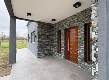 Casa · 190m² · 4 Ambientes · 4 Cocheras · Casa - San Sebastian