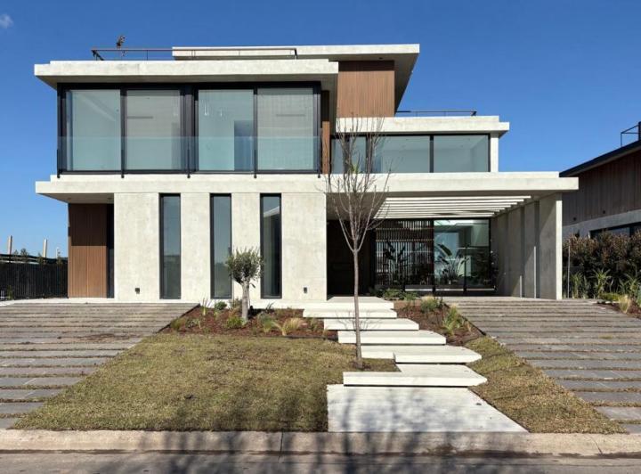 Casa · 358m² · 7 Ambientes · 5 Cocheras