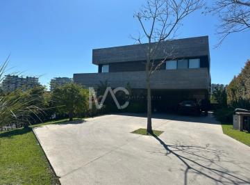 Casa · 550m² · 5 Ambientes · 2 Cocheras · Casa en Venta en El Golf, Nordelta, Tigre