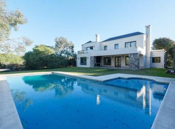 Casa · 321m² · 8 Ambientes · 2 Cocheras · Exclusiva Casa Al Golf en Estancias del Pilar