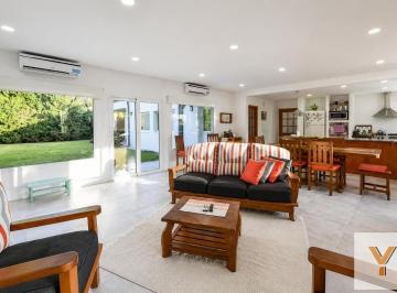 Casa · 170m² · 5 Ambientes · 3 Cocheras · Casa en Venta - 4 Dorm. 3 Baños - Verónica
