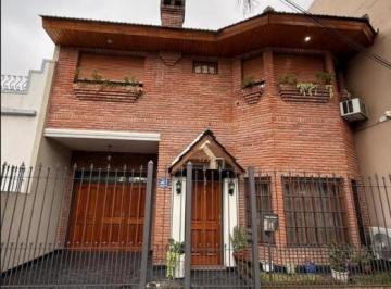 Casa · 250m² · 4 Ambientes · 4 Cocheras · Casa de 4 Ambientes en Venta Sobre Lote Propio, 4 Cocheras.