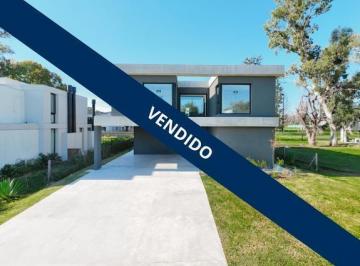 Casa · 267m² · 5 Ambientes · 2 Cocheras · Casa en Azzurra