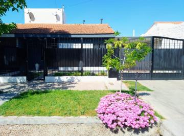 Casa de 9 ambientes, El Challao · Casa/alquiler en Barrio Raíz - Ciudad de Mendoza | 3 Dorm., Patio y Cochera Para 3 Vehículos