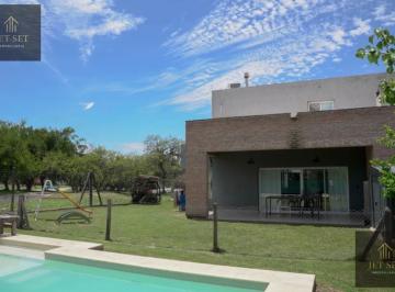Casa · 320m² · 6 Ambientes · 3 Cocheras · Venta/alquiler Casa 4 Dorm. en Las Cañitas, 2 Plantas con Pileta y Patio