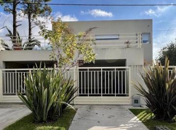 Casa · 282m² · 6 Ambientes · 2 Cocheras · Excelente Casa en Venta, 4 Dorm. con Parque y Pileta