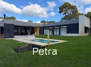 Casa · 165m² · 4 Ambientes · 1 Cochera · Casa en Venta en Pinamar - Barrio Álamos