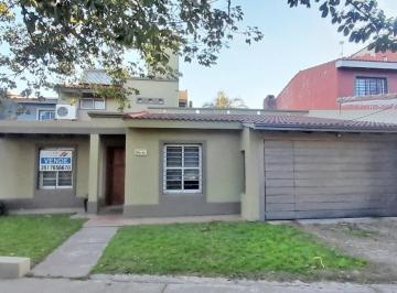 Casa · 100m² · 7 Ambientes · 1 Cochera · Casa en Barrio Smata