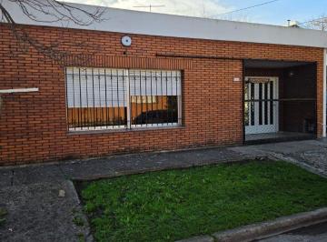 Casa de 3 ambientes, Esteban Echeverría · Casa en Alquiler con Jardín, Parrilla y Cochera en Monte Grande