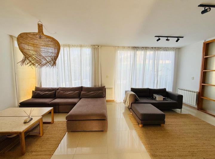 Casa · 263m² · 3 Ambientes · 2 Cocheras