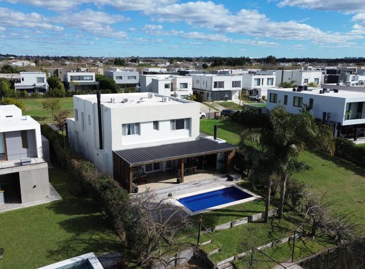 Casa · 300m² · 6 Ambientes · 6 Cocheras