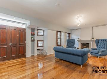 Casa · 260m² · 8 Ambientes · 2 Cocheras · Exclusiva Casa en Venta en La Mejor Zona de Vicente Lopez