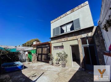 PH · 135m² · 5 Ambientes · PH en Venta - 3 Dorm. 2 Baños - 200 m² - La Plata