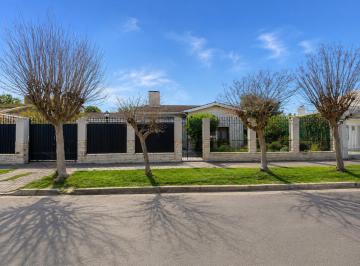 Casa · 200m² · 4 Ambientes · 3 Cocheras · Casa en Venta, 4 Ambientes. Ituzaingó Norte