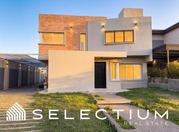 Casa · 150m² · 5 Ambientes · 3 Cocheras · Casa en Los Aromas, Valle Escondido | Pileta, 2 Dorm. 1 Master Suite | 3 Cocheras | 180 m²