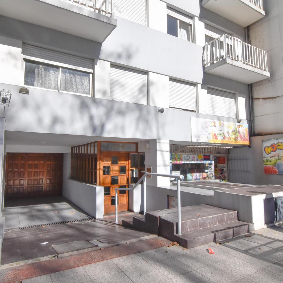 Departamento tres ambientes. Contrafrente. 51m2. Apto crédito.