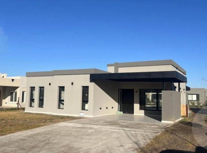 Casa · 175m² · 4 Ambientes · 2 Cocheras