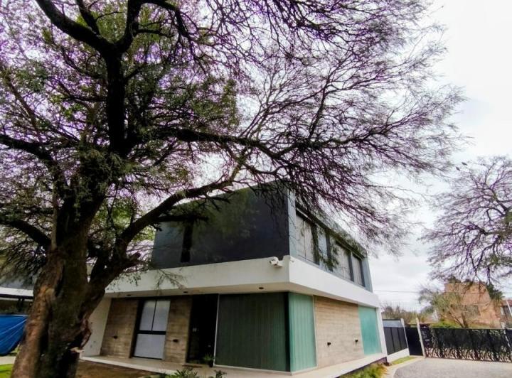 Casa · 6 Ambientes · 2 Cocheras