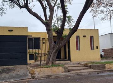 Casa de 3 ambientes, Luzuriaga · Casa 200 m², Barrio Antártida 1, Maipú