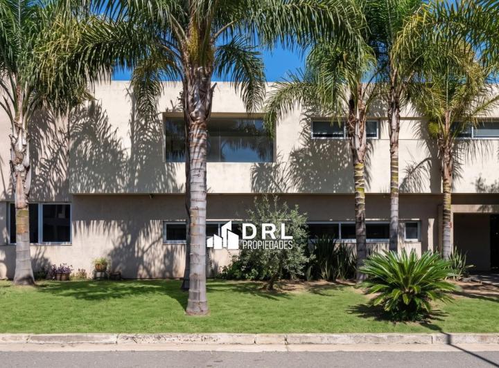Casa · 850m² · 4 Dormitorios · 4 Cocheras
