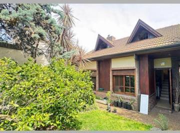 Casa · 261m² · 5 Ambientes · Casa Quilmes Oeste Cuatro Ambientes Venta Galpon Taller Deposito Jardin