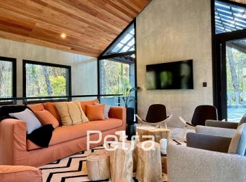 Casa · 270m² · 5 Ambientes · 2 Cocheras · Casa en Venta en Carilo