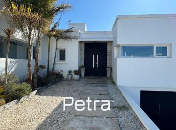 Casa · 250m² · 6 Ambientes · 1 Cochera · Casa en Venta en Costa Esmeralda