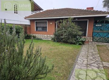 Casa · 108m² · 3 Ambientes · 1 Cochera · Alquiler - Casa Tipo Chalet de 3 Ambientes en San Isidro, con Jardín y Cochera