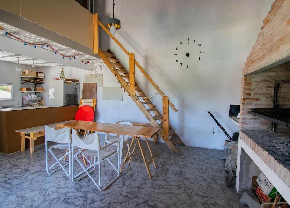 Casa en lote de 10x30, 2 dorm, 2 baños, pileta — Calle 433