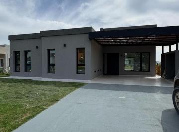 Casa · 170m² · 4 Ambientes · 1 Cochera · Casa en Alquiler en El Barrio San Felipe